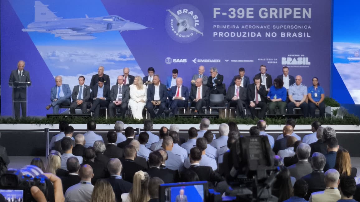 Foto 4 de 15 — Lula chega com comitiva à Embraer e apresenta caça Gripen em agenda na região; VEJA FOTOS